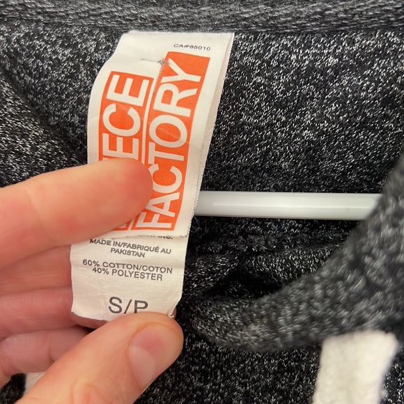 Canada Niagara Falls Buffalo Plaid Maple Leaf Charcoal Gray Sweatshirt Small - Picture 3 of 3